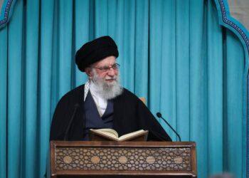 نيويورك تايمز: خامنئي يوسّع صلاحيات علي لاريجاني ويضع “خطة خلافة رباعية” تحسّبًا لاغتياله