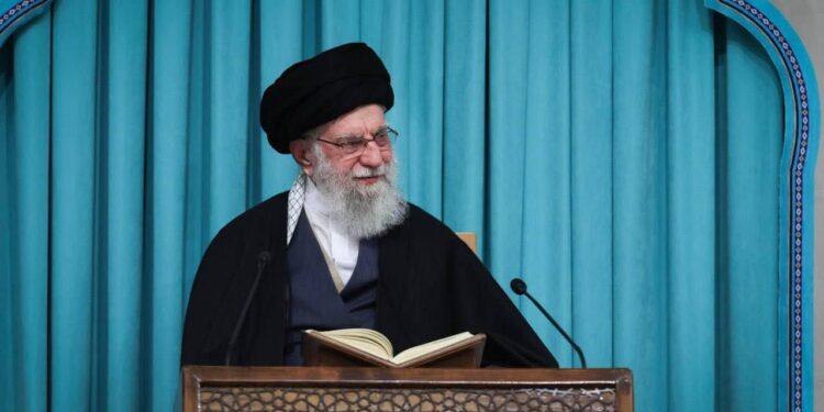 نيويورك تايمز: خامنئي يوسّع صلاحيات علي لاريجاني ويضع “خطة خلافة رباعية” تحسّبًا لاغتياله