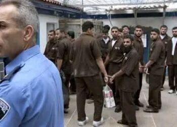 مصادر عبرية: جدل بعد جولة داخل سجن إسرائيلي لمجموعة مدنيين لمشاهدة أسرى فلسطينيين