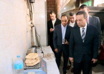 محافظ المنوفية يتفقد مدرستين ويفاجئ مخبزا بلديا بشبين الكوم