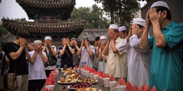 إندونيسيا تعيش شهر رمضان الكريم بطقوس دينية وحياة تملأ الشهر كله بالنشاط