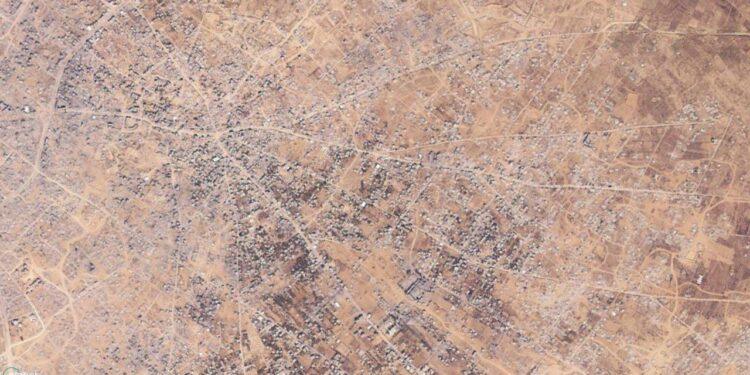 صور أقمار صناعية تكشف استمرار الاحتلال في تجريف وهدم واسع للمنازل شرق خان يونس