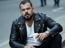 منذر رياحنة يتألق في «أبطال الرمال – الشنفرى» ويقرأ شعر الشنفرى تحت تأثير البنج بعد إصابته