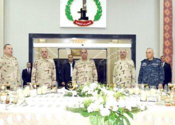 زاهر يشارك عدد من مقاتلى القوات المسلحة بقيادة الجيش الثانى الميدانى تناول وجبة الإفطار