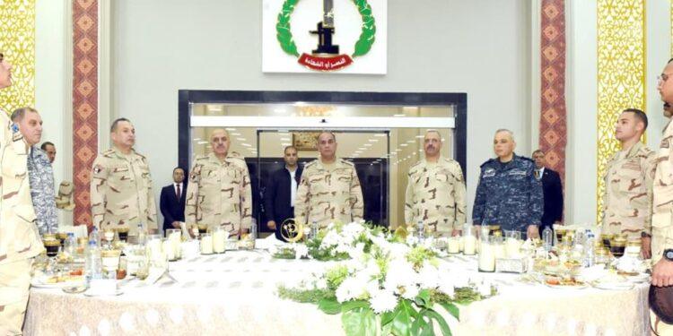 زاهر يشارك عدد من مقاتلى القوات المسلحة بقيادة الجيش الثانى الميدانى تناول وجبة الإفطار