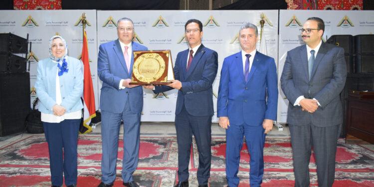 رئيس جامعة بنها يكرم قيادات كلية الهندسة بشبرا السابقين