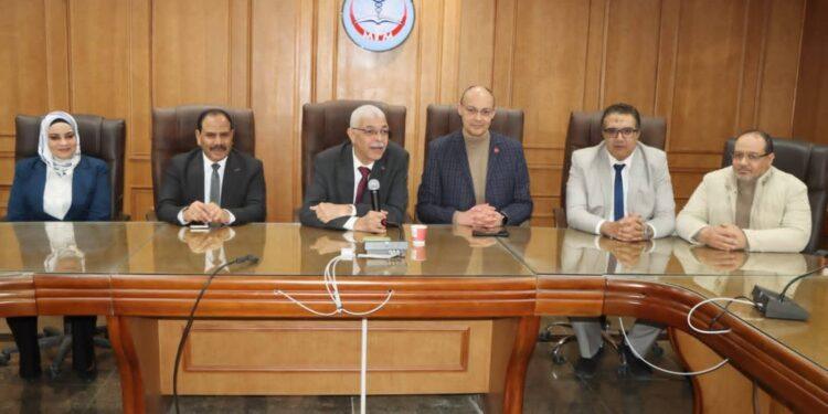رئيس جامعة المنوفية يعقد اجتماعًا مع الأطقم الطبية ويؤكد دعم التطوير الشامل للمستشفيات الجامعية والتوسع فى الخدمات الطبية المتخصصة