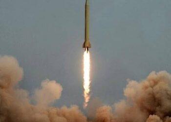 صاروخ إيراني يصل سماء تل أبيب… والدفاعات الجوية تعترضه في اللحظة الأخيرة