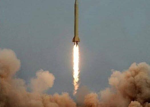 صاروخ إيراني يصل سماء تل أبيب… والدفاعات الجوية تعترضه في اللحظة الأخيرة