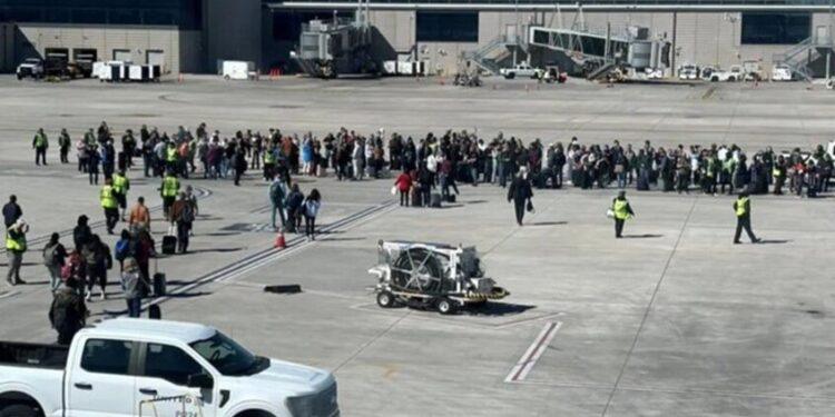 الولايات المتحدة.. إخلاء مطار كانساس سيتي الدولي عقب تقارير عن وجود تهديد محتمل (صور )