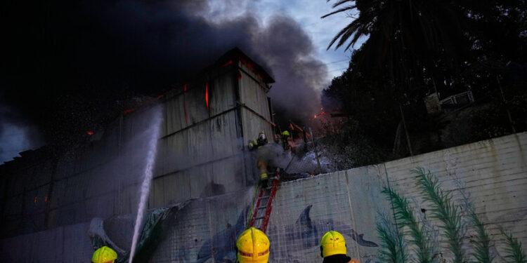 اسرئيل تتعرض لهجوم صاروخي مزدوج من إيران وحزب الله (تحديث مستمر وفيديوهات)