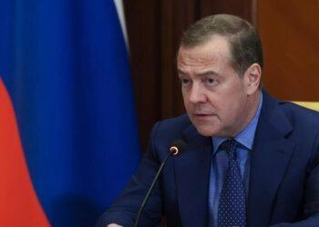 مدفيديف: واشنطن في حربها على إيران تدافع عن نفسها وعن تل أبيب فقط لا عن دول الشرق الأوسط