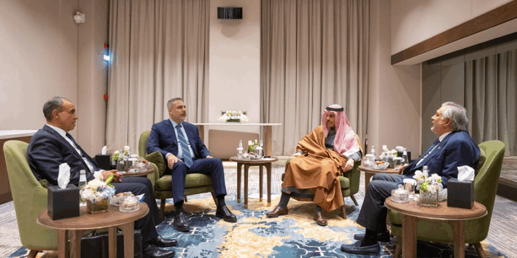 اتصال باكستاني إيراني عشية اجتماع حاسم بحضور مصر والسعودية وتركيا