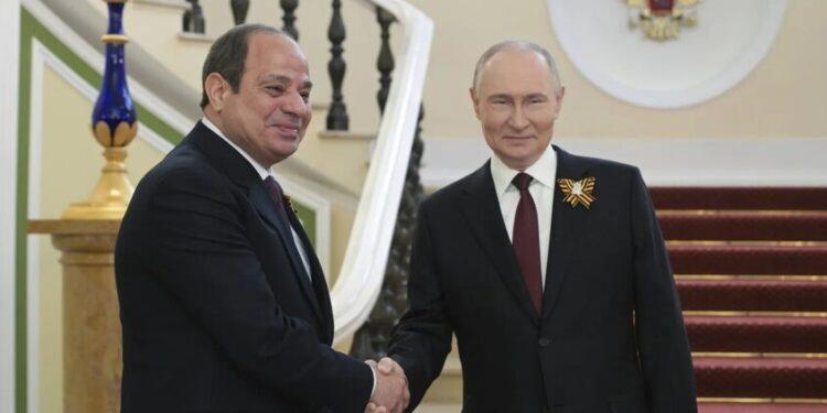 بوتين والسيسي يناقشان الوضع في الشرق الأوسط ويحثان على وقف الأعمال العدائية