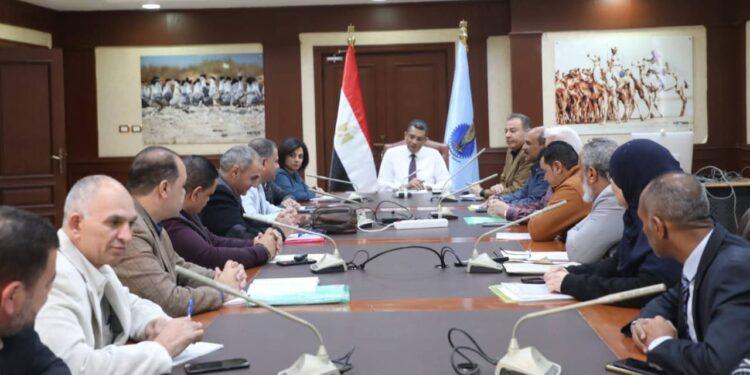 محافظ البحر الأحمر يعقد اجتماعًا موسعًا لتنسيق الجهود بين الجهات التنفيذية وتسريع توصيل المرافق للمواطنين