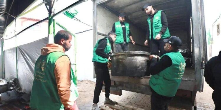 مركز الملك سلمان للإغاثة يوزّع 30 ألف وجبة وسط وجنوب غزة وسلالًا غذائية في المناطق النائية شرق القطاع