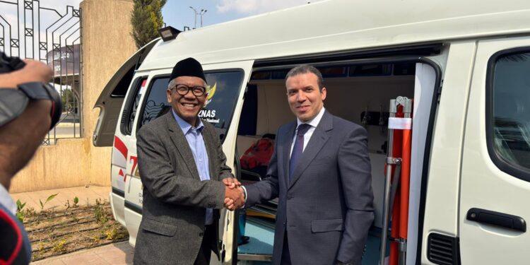 سفير إندونيسيا بالقاهرة يسليم خمس سيارات إسعاف رسميًا إلى رئيس هيئة الإسعاف المصرية