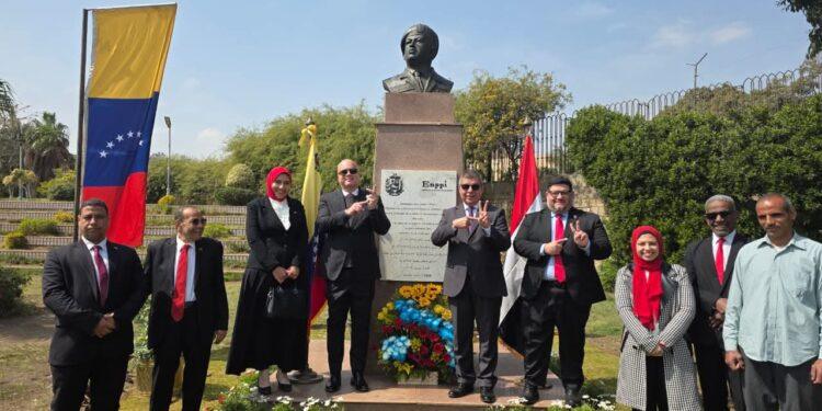 سفارة فنزويلا في مصر تُحيي ذكرى القائد تشافيز في الذكرى الثالثة عشرة لرحيله