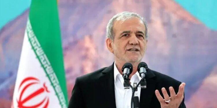 الرئيس الإيراني يتعهد بالصمود ويبعث برسائل تهدئة لدول الجوار