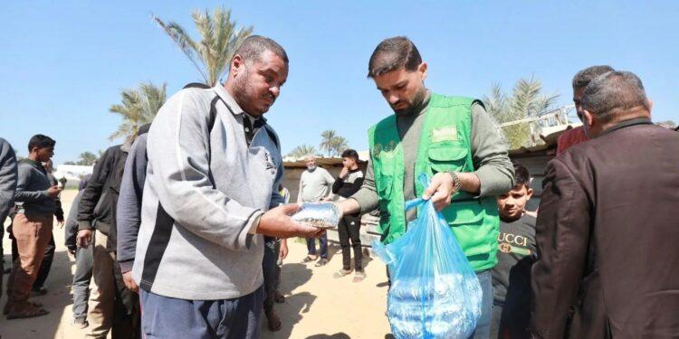 مركز الملك سلمان للإغاثة يواصل تقديم الوجبات الغذائية لسكان قطاع غزة خلال شهر رمضان المبارك