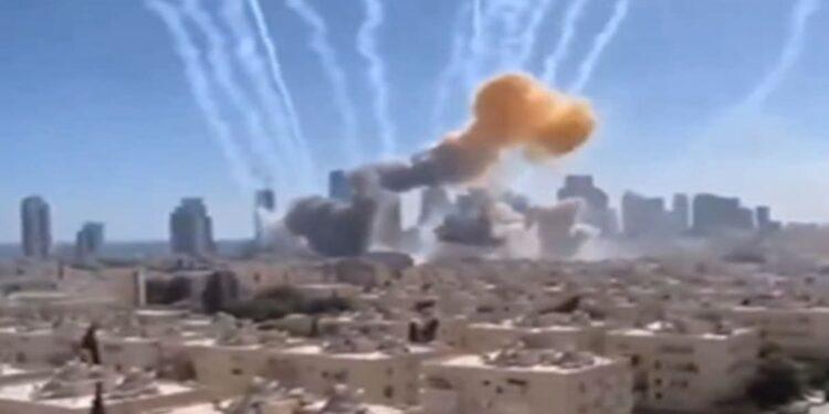 سقوط قذائف عنقودية وسط إسرائيل إثر صاروخ إيراني