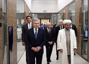 الرئيس شوكت ميرضيائيف يزور مركز الحضارة الإسلامية في أوزبكستان الذي فتح أبوابه رسميًا قبيل عيد الفطر والنوروز.