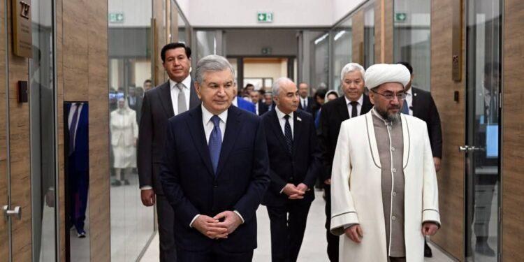 الرئيس شوكت ميرضيائيف يزور مركز الحضارة الإسلامية في أوزبكستان الذي فتح أبوابه رسميًا قبيل عيد الفطر والنوروز.
