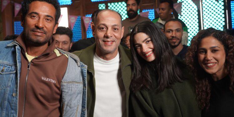عمرو سعد يحتفل بانتهاء تصوير “إفراج”.. وفريق المسلسل يهتف: أحسن دراما في مصر وعمرو سعد الأصل