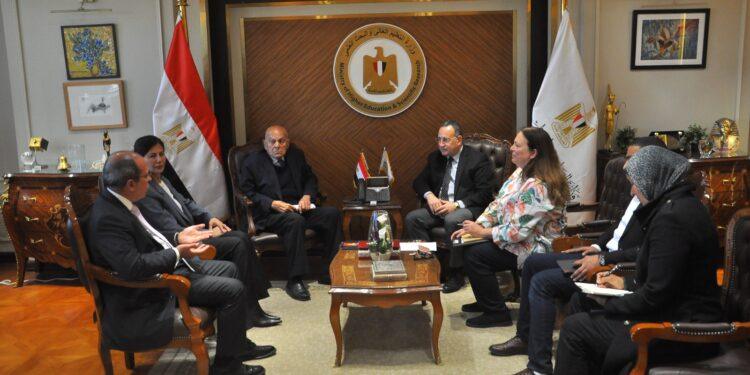 وزير التعليم العالي ومجدي يعقوب يناقشان تعزيز التعاون المشترك لدعم الرعاية الصحية وبناء القدرات في مصر وإفريقيا