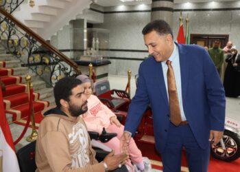 محافظ القليوبية يُسلم كراسي متحركة ودراجة بخارية لذوي الهمم لدعم دمجهم مجتمعيًا