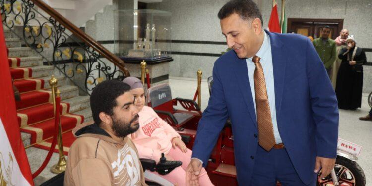 محافظ القليوبية يُسلم كراسي متحركة ودراجة بخارية لذوي الهمم لدعم دمجهم مجتمعيًا