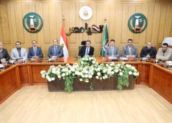 محافظ المنوفية يُعلن الطوارئ ويشدد على الرقابة التموينية والتصدي للتعديات