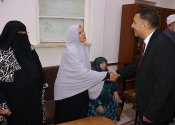 محافظ القليوبية يشارك نزلاء دار المسنين ببنها فرحة عيد الفطر المبارك