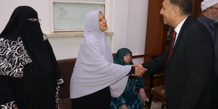 محافظ القليوبية يشارك نزلاء دار المسنين ببنها فرحة عيد الفطر المبارك