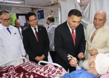 محافظ القليوبية يتفقد مستشفيات بنها لتهنئة المرضى بعيد الفطر ويوزع الورود والهدايا