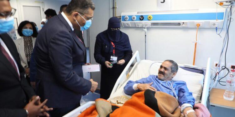 محافظ البحر الأحمر يهنئ المرضي والعاملين بمستشفى الحميات ومستشفي الغردقة العام بعيد الفطر المبارك