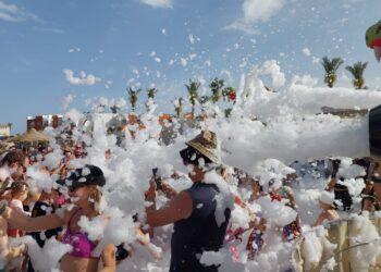 حفلات الفوم بارتي تجذب المصريين والأجانب فى ثالث أيام عيد الفطر المبارك بفنادق الغردقة