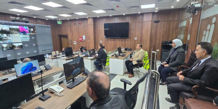 محافظ القليوبية فى مركز سيطرة الشبكة الوطنية لمتابعة أعمال شفط مياه الأمطار ومنع أي تراكمات تعيق الحركة المرورية