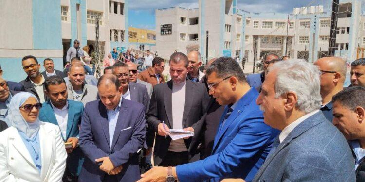 خلال جولته بمدارس رأس غارب.. الدكتور وليد البرقي يشهد عروضاً فنية ويوجه بتنظيم مسابقات طلابية على مستوى المدينة