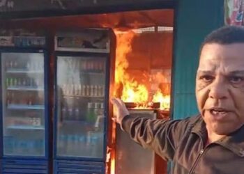 بالفيديو.. مواطن يشعل النار في كشكه بالإسماعيلية بعد قرار إزالته