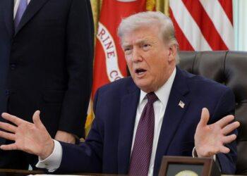 ترامب لإيران: “افتحوا المضيق أيها المجانين”.. ويهدد بـ”جحيم” يضاهي قصف محطات الطاقة والجسور