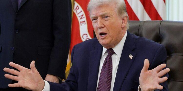 ترامب لإيران: “افتحوا المضيق أيها المجانين”.. ويهدد بـ”جحيم” يضاهي قصف محطات الطاقة والجسور