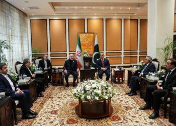 رئيس الوزراء الباكستاني يلتقي الوفدين الأمريكي والإيراني