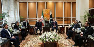 رئيس الوزراء الباكستاني يلتقي الوفدين الأمريكي والإيراني
