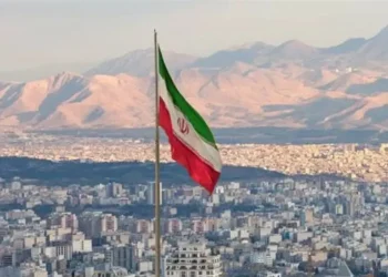 إيران تتوعد بمنع سفن العدو من عبور هرمز وتعلن أن أمن الموانئ للجميع أو لا أحد