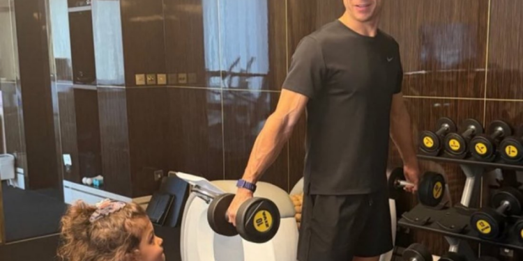 بكلمات معبرة.. رونالدو يحتفل بعيد ميلاد ابنته (صورة)