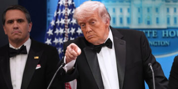 ترامب يعلق بعد محاولة اغتياله: أنا المستهدف ولا علاقة لإيران.. المبنى غير مؤمن وكان يجب أن أنحني