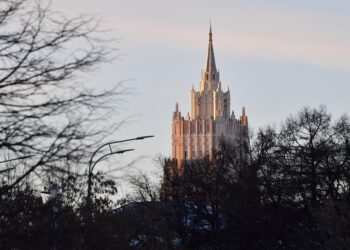 موسكو: العالم ينزلق نحو نزاع مباشر بين القوى النووية الكبرى