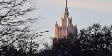 موسكو: العالم ينزلق نحو نزاع مباشر بين القوى النووية الكبرى