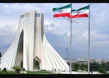 تصعيد إيراني حاد: طهران تنفي أي مفاوضات وتلوّح بإغلاق مضيق هرمز